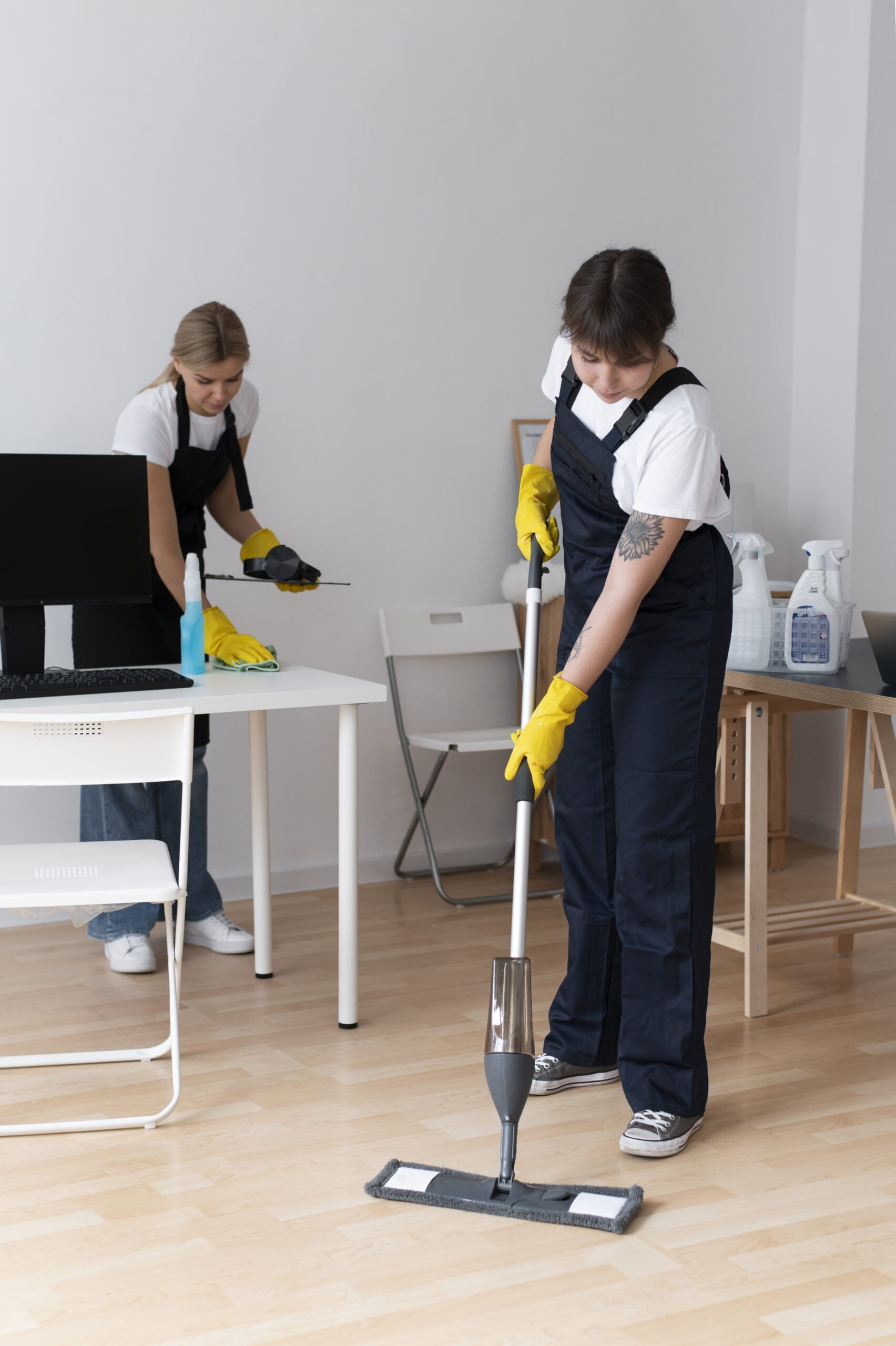 House Cleaning Company Berlin bei der Arbeit ReinigungsCrew